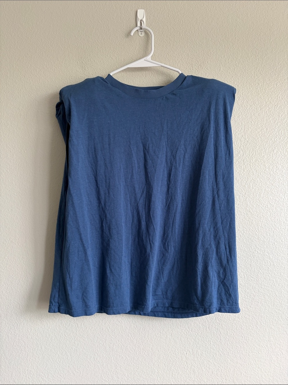 Alice + Olivia Braxton Shoulder Pad Sleeveless Top in Blue - L